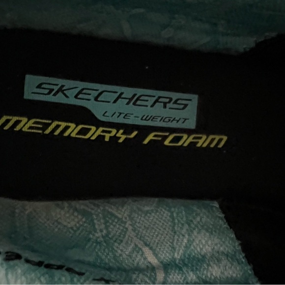 Sketchers light weight memory foam pre-owned like new. Size 10 - Picture 7 of 8